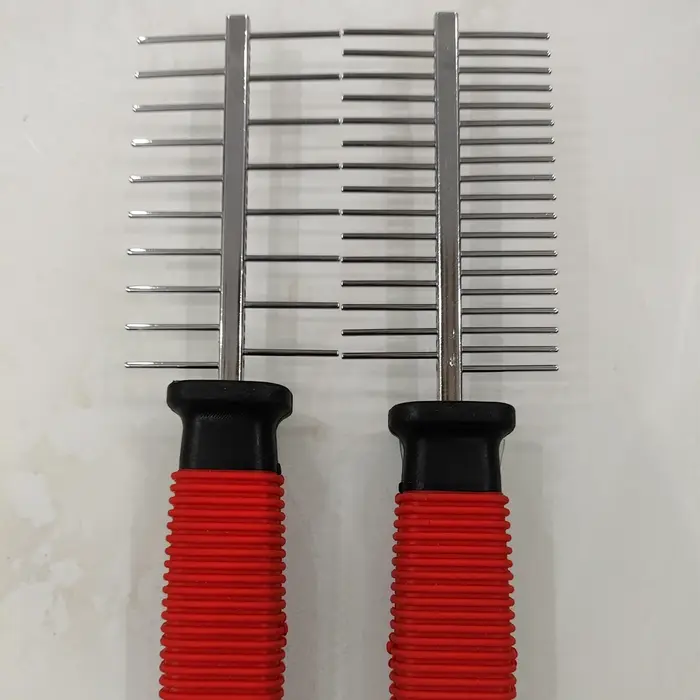 Peigne de modelage à deux pointes pour la pose d'extensions de cheveux à la kératine