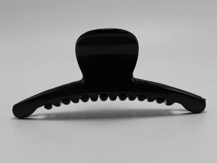 Pince à cheveux incurvée en plastique noir