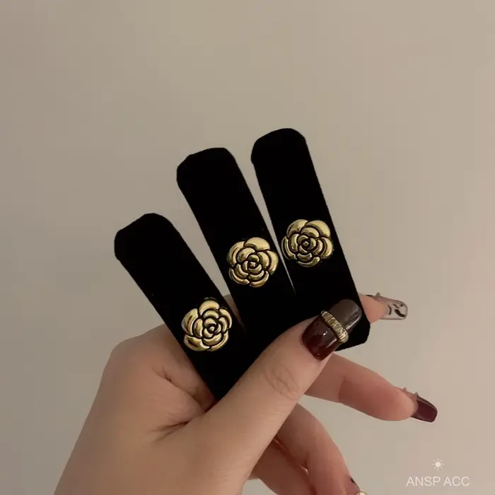 Barrettes camélia en velours noir pour femmes
