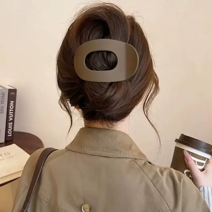 Pince à cheveux ovale mate motif léopard pour femme