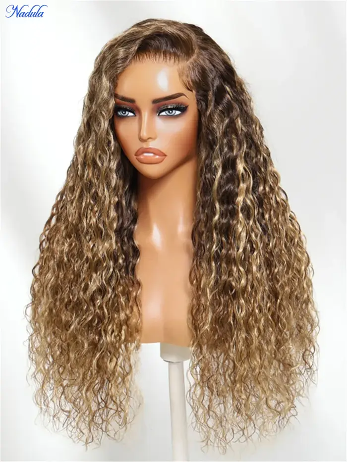 Perruque sans colle Nadula 13x4 avec mèches blond miel, texture douce et ondulée, dentelle frontale,