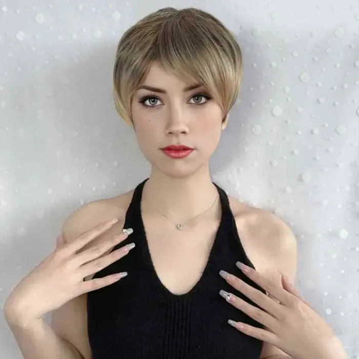 Perruque à la mode pour femmes avec frange inclinée oreilles exposées cheveux courts bandeau supérieur complet Style