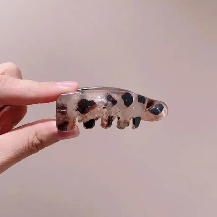 Pince à cheveux ergonomique en forme de banane