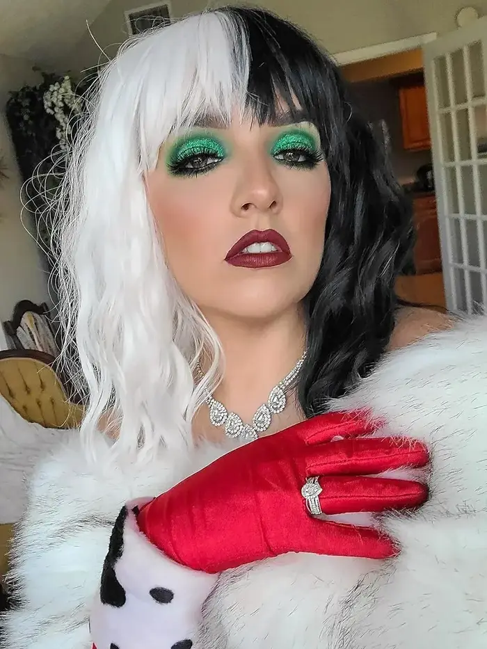 Cruella Deville-Perruque Courte Ondulée Noire et Blanche pour Femme