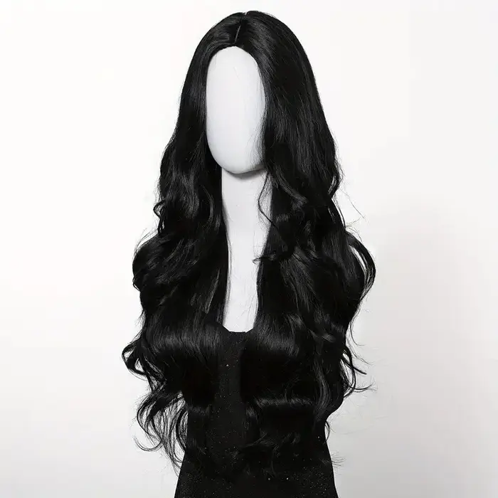Perruque synthétique noire avec cheveux longs de partie centrale et grandes vagues pour une fête ou un usage quotidien.