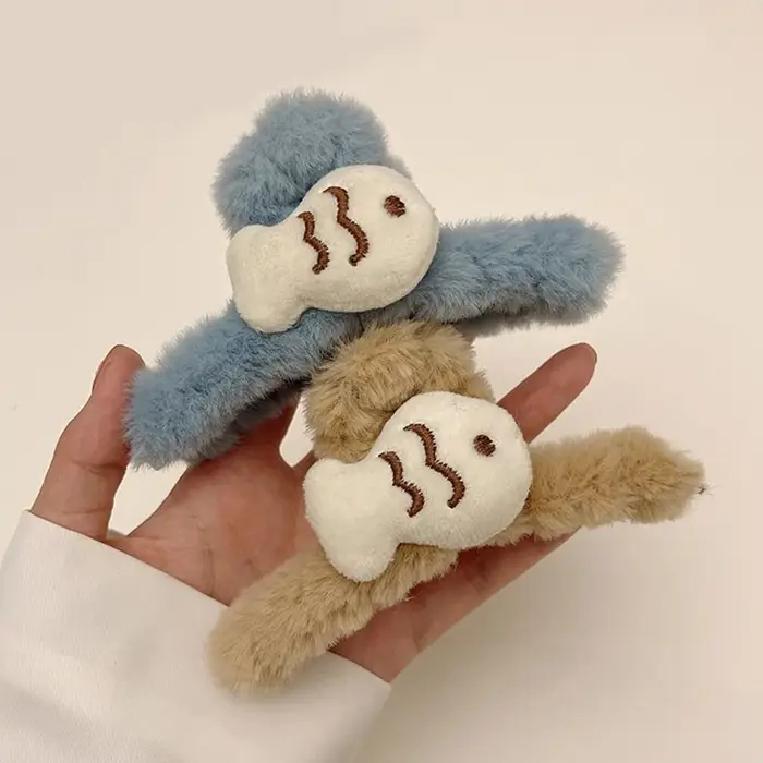 Pince à cheveux en peluche pour l'hiver