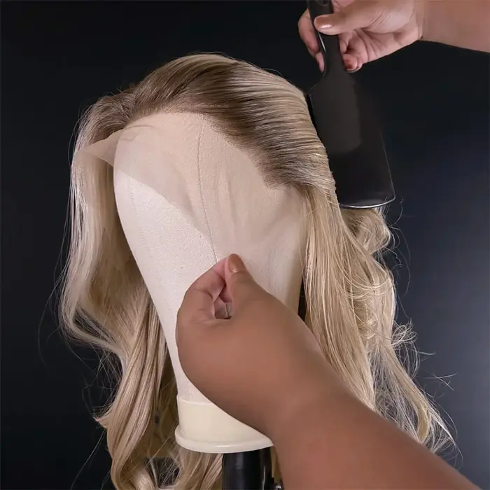 Perruque Lace Front Wig Balayage Blonde, partie libre, HD, aspect réaliste, racines brun foncé, fibre synthétique ondulée naturelle résistante à la chaleur