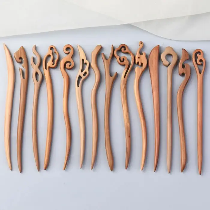 Bâton de cheveux en bois avec pompon mignon