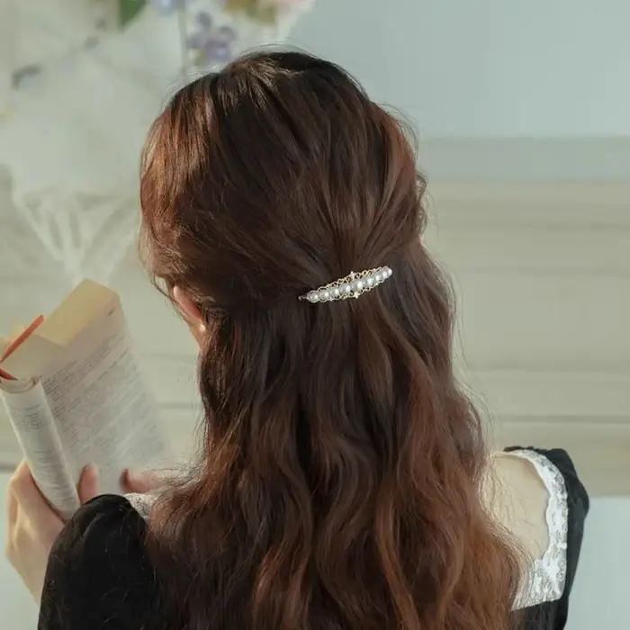 Pince à cheveux française élégante au clair de lune blanc