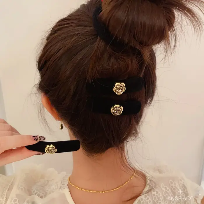 Barrettes camélia en velours noir pour femmes