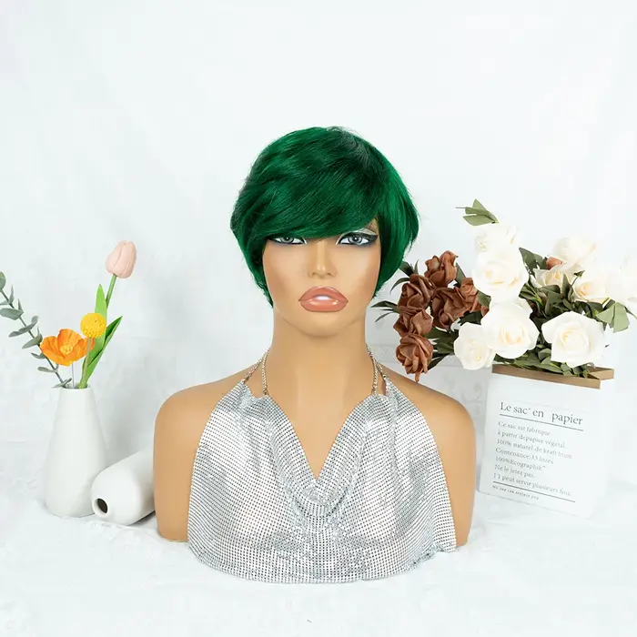 Perruque moderne coupe pixie vert émeraude riche aux tons de bijoux