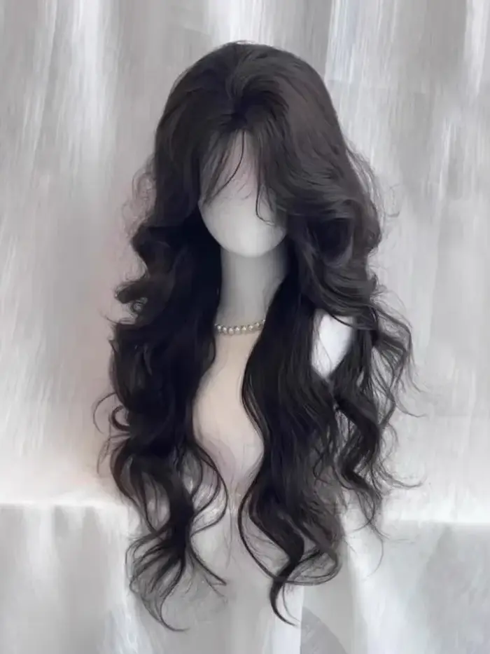 Perruque bouclée longue vague lâche noire naturelle-cheveux synthétiques résistants à la chaleur avec raie naturelle pour le quotidien et le cosplay