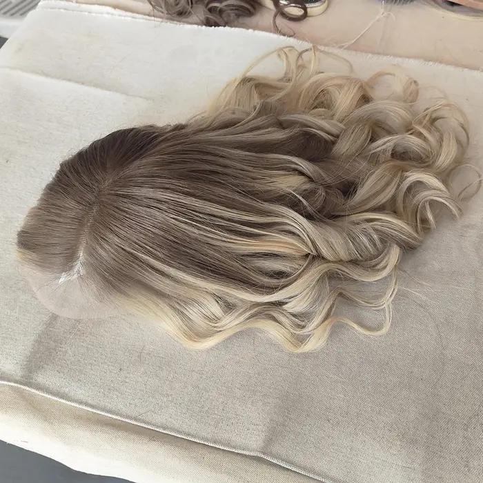 Perruques en dentelle de cheveux humains de luxe, mèches blondes mélangées à des racines brun foncé,