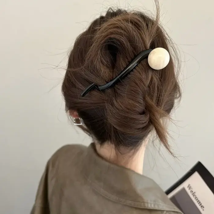 Pince à cheveux torsadée à la mode