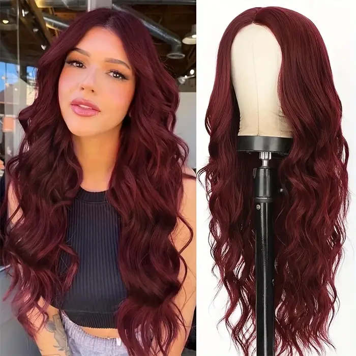 Perruque synthétique couleur vin rouge avec cheveux longs bouclés et frange pour un usage quotidien en fête. Fabriqué