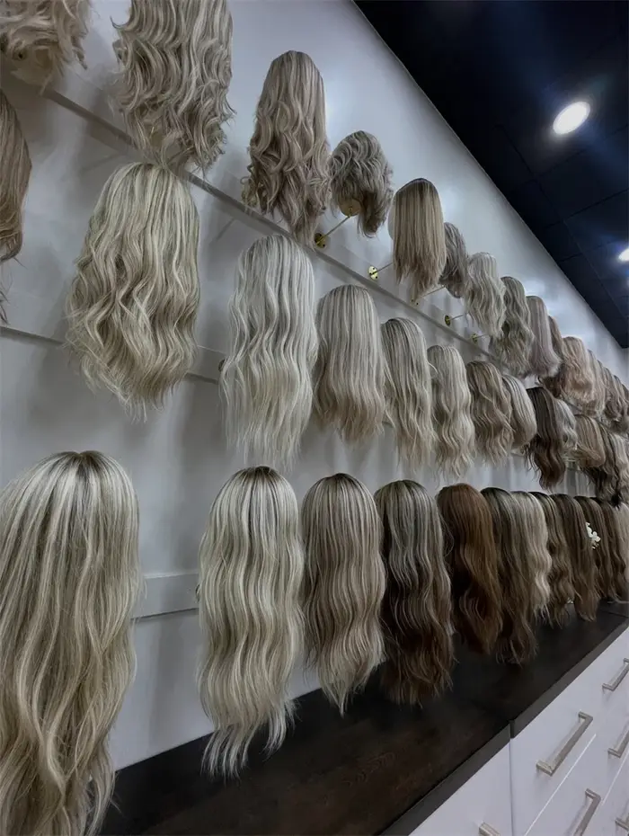 Perruque synthétique à dentelle HD courte ondulée de style bob avec mèches blond cendré ombré, perru