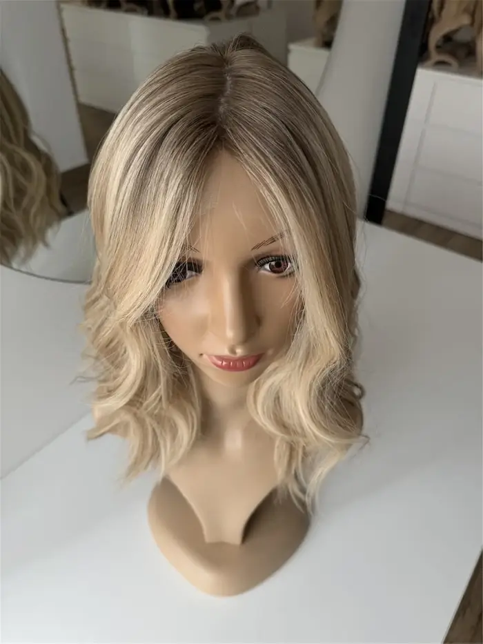 Perruque Lace Frontale Synthétique Bob Cheveux Doux 13x4 Raie Centrale Ondulée Blond Cendré Naturel