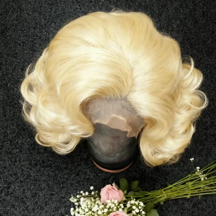Perruque Blonde 613 Courte Bob Ondulée 13x4 HD Lace Front Synthétique Pré-Pluckée Sans Colle Pour Usage Quotidien et Cosplay En Promotion