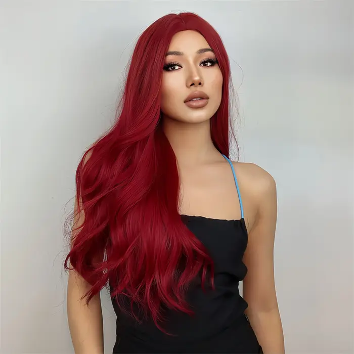 Perruque synthétique rouge avec partie centrale et cheveux longs ondulés. Convient aux fêtes quotidiennes et aux temps