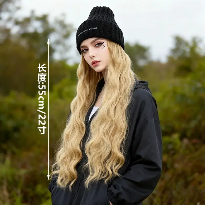 Bonnet en tricot avec extensions de cheveux synthétiques longues et ondulées intégrées