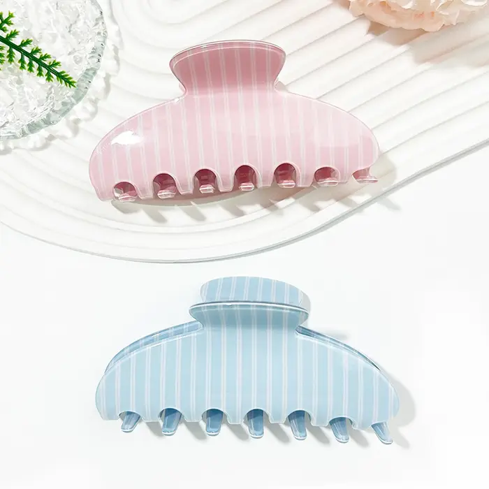 1 pince à cheveux rayée