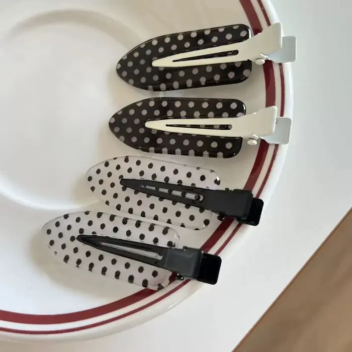 Pinces à cheveux en acrylique à pois noirs et blancs