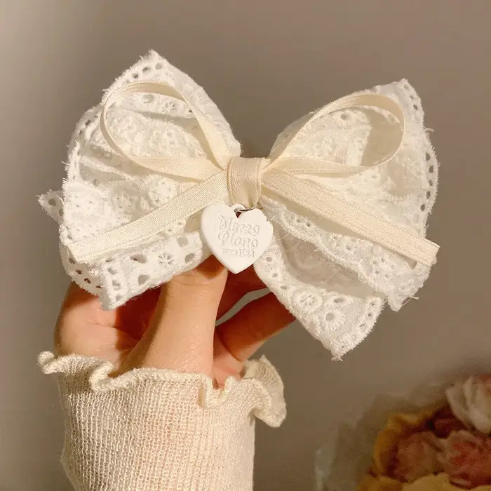 Épingle à cheveux en dentelle avec nœud blanc