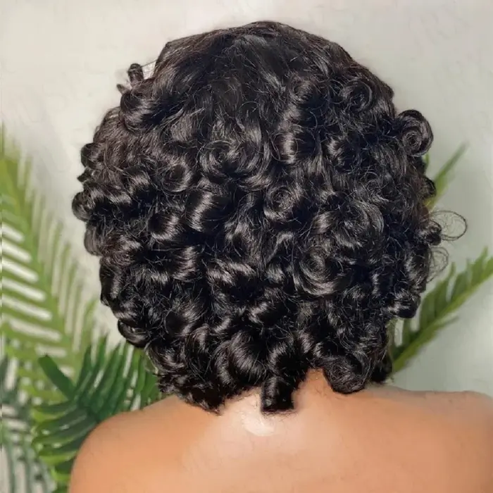 Cheveux bouclés moelleux à la mode