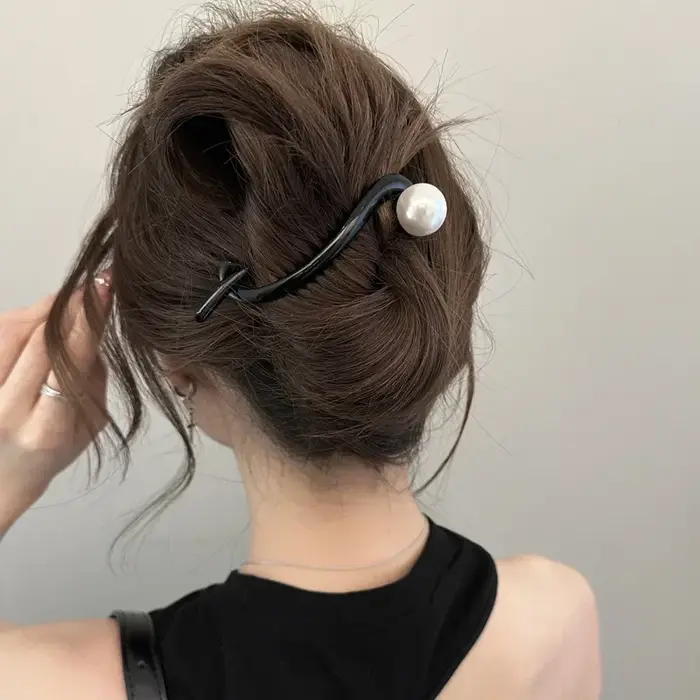 Pince à cheveux torsadée à la mode