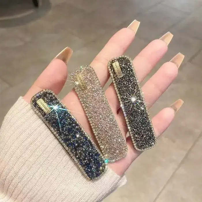 Pince à cheveux diamantée avec frange latérale et cheveux rebelles