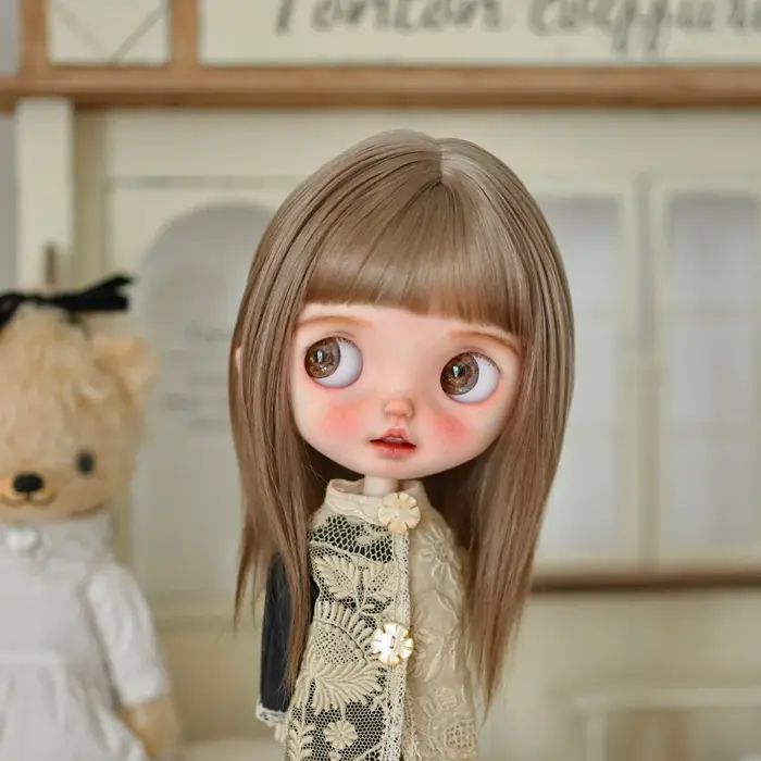 Perruque Blythe, style vintage doux, double queue de cheval, franges complètes, boucles romaines, en soie haute température, pour tour de tête de 24,5-26,5 cm