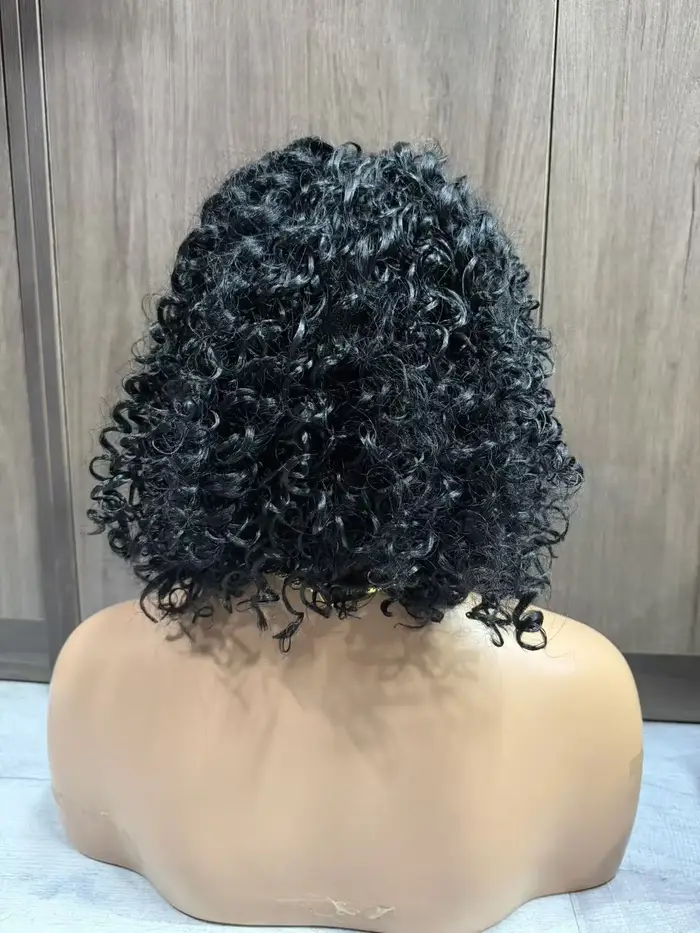 Perruque Courte Bouclée Élégante pour Femme avec Raie au Milieu - Style Volume Naturel