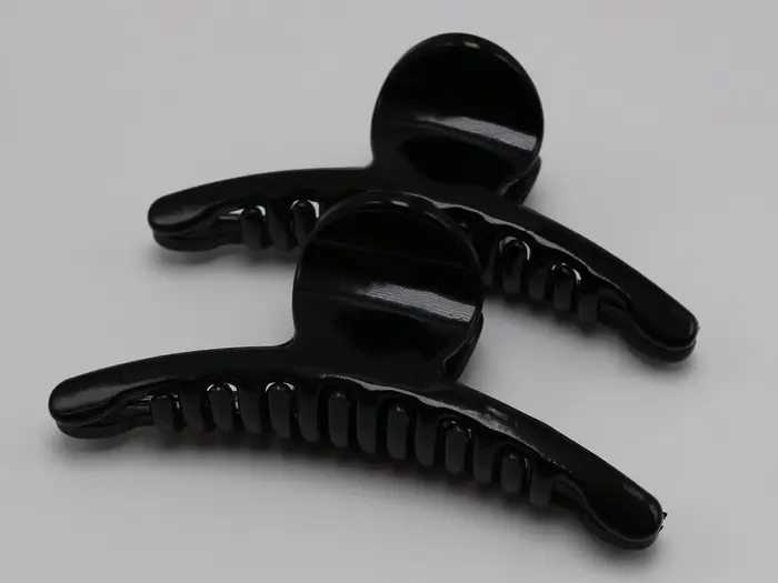 Pince à cheveux incurvée en plastique noir