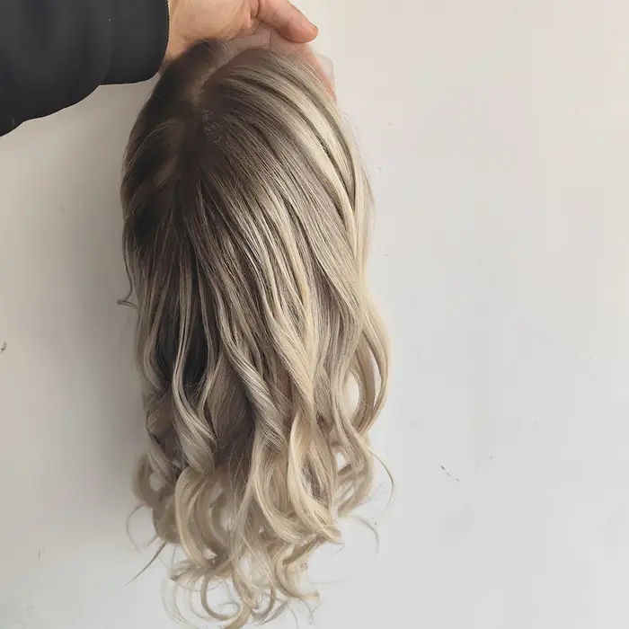 Perruques en dentelle de cheveux humains de luxe, mèches blondes mélangées à des racines brun foncé,