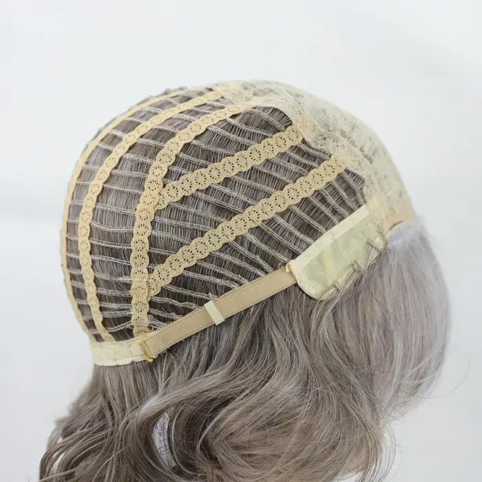 Perruque synthétique courte bouclée ombrée grise pour femmes d'âge moyen
