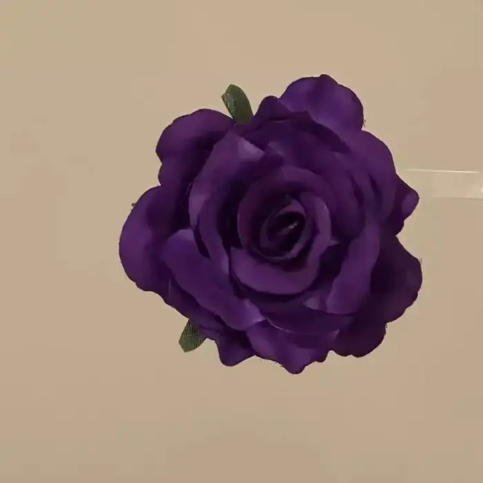 1 pince à cheveux fleurie violette