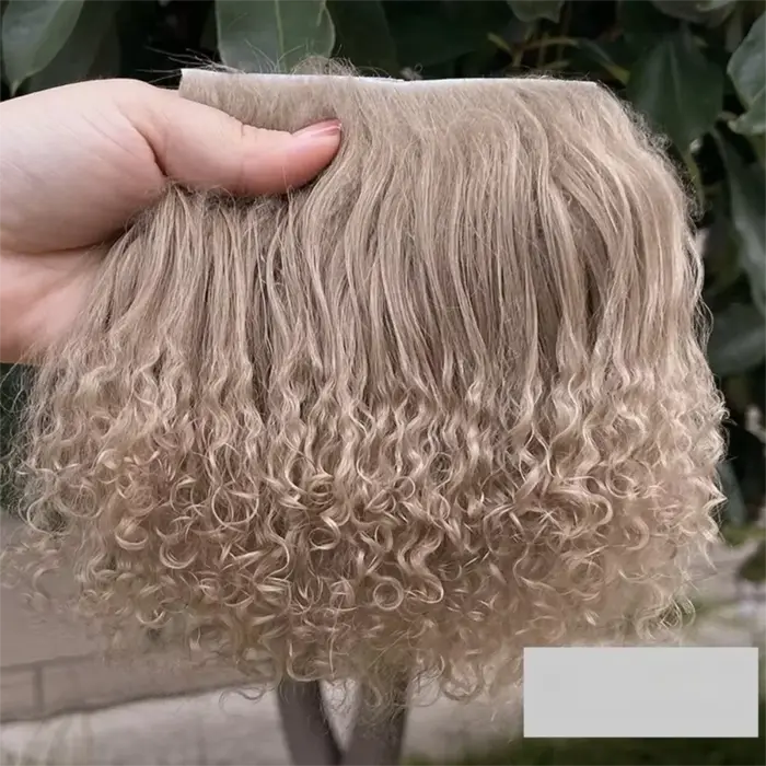 Mongolie fourrure peau de mouton laine Extensions rangée de cheveux bouclés Texture Extensions de cheveux bouclés Durable agneau fourrure peau poupée jouet accessoires