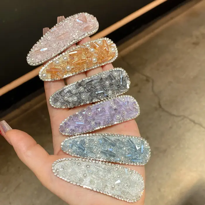 Pince à cheveux en strass : élégante et polyvalente pour femme