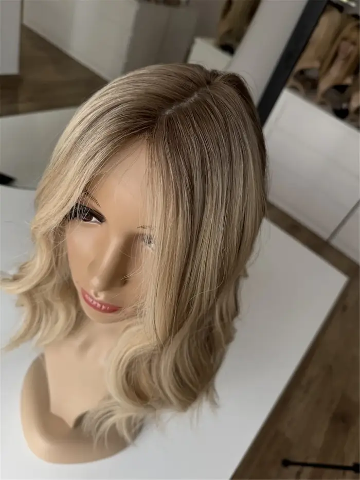 Perruque Lace Frontale Synthétique Bob Cheveux Doux 13x4 Raie Centrale Ondulée Blond Cendré Naturel