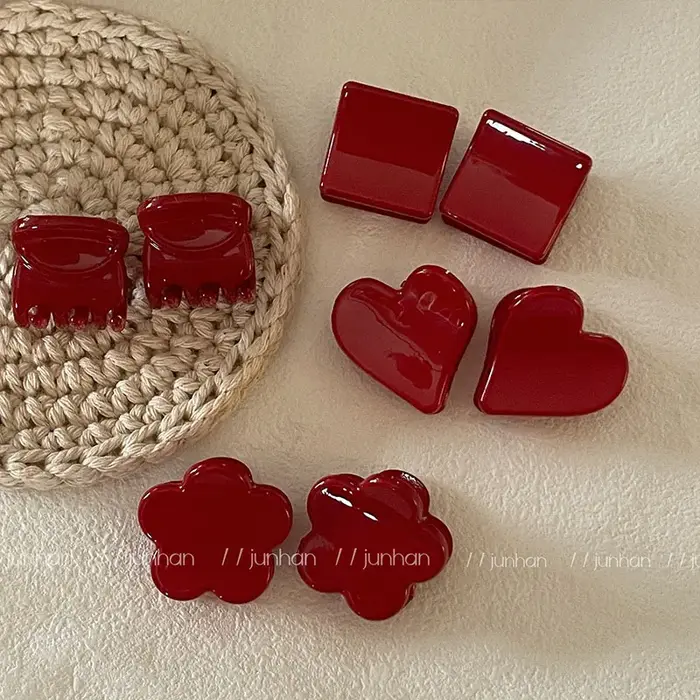 Pince à cheveux rouge