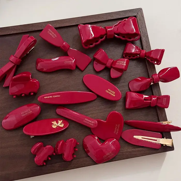 Pince à bec de canard avec nœud rouge vin
