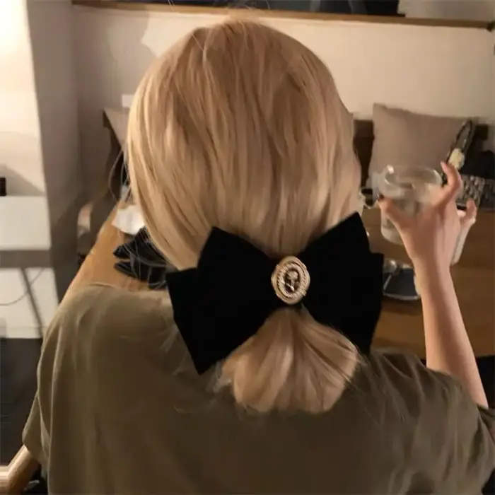 Pince à cheveux avec nœud en velours noir français