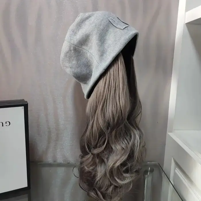 Perruque Synthétique Bouclée avec Chapeau Gris pour Femme
