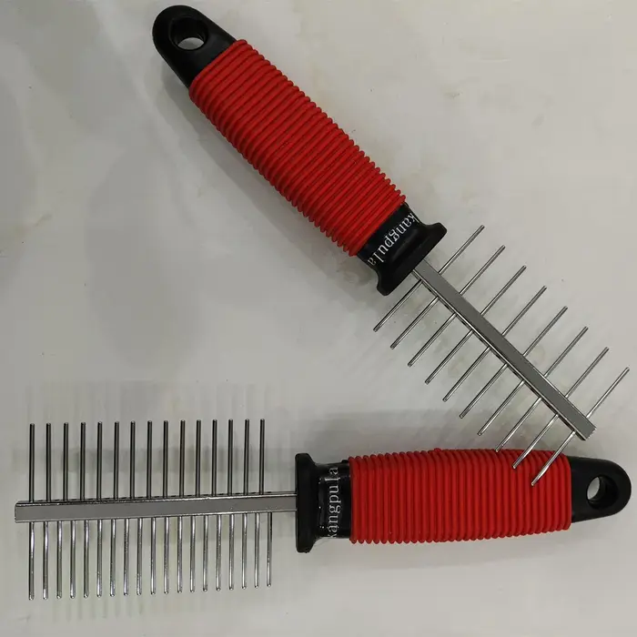 Peigne de modelage à deux pointes pour la pose d'extensions de cheveux à la kératine