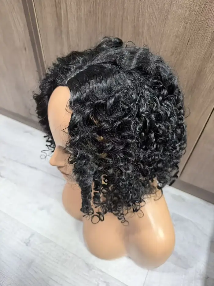 Perruque Courte Bouclée Élégante pour Femme avec Raie au Milieu - Style Volume Naturel
