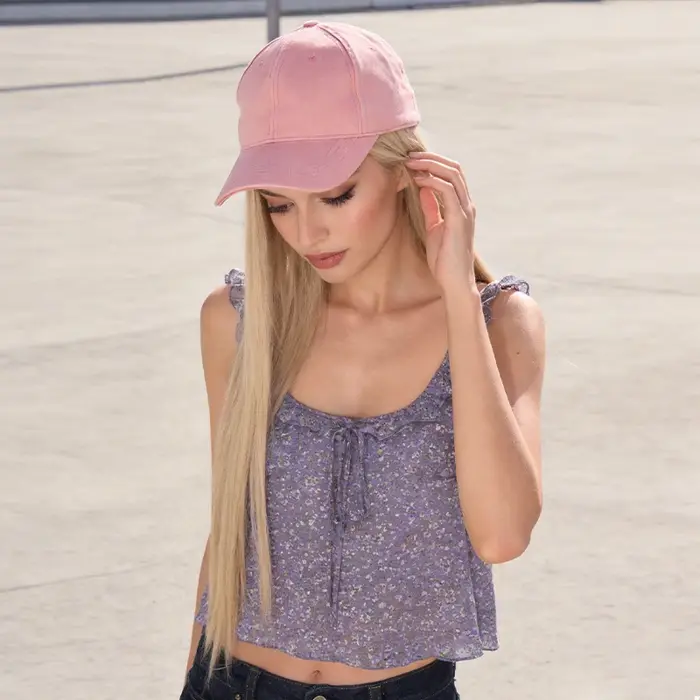 Casquette de baseball rose tendance avec perruque synthétique à cheveux blonds longs – Légère