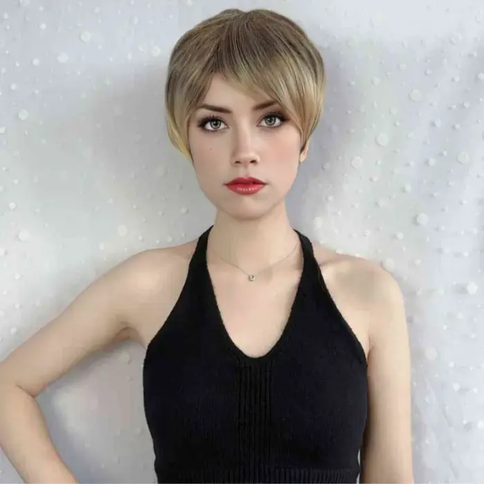 Perruque à la mode pour femmes avec frange inclinée oreilles exposées cheveux courts bandeau supérie
