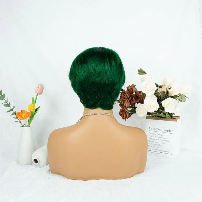 Perruque moderne coupe pixie vert émeraude riche aux tons de bijoux