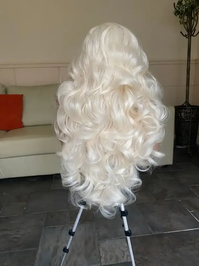 Perruque Blanche Longue Ondulée avec Dentelle Frontale 13x4 HD