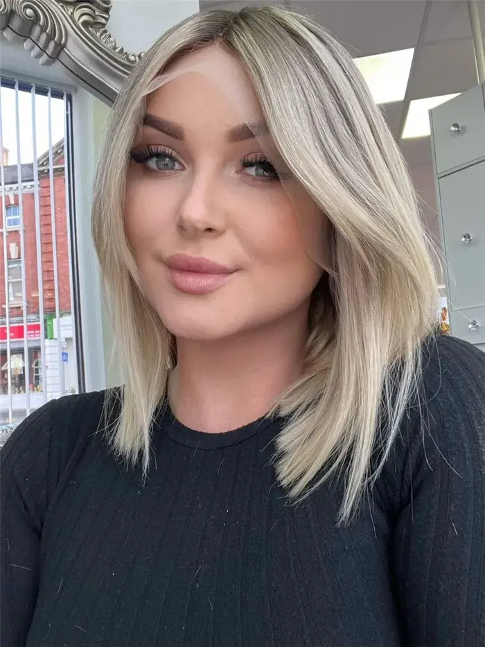 Perruque synthétique courte ondulée dégradée avec raie au milieu, blond platine, résistante à la cha